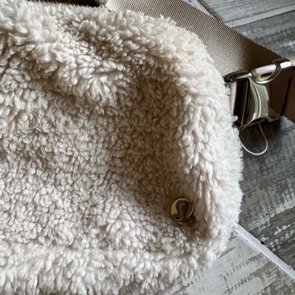 Lululemon Sherpa Everywhere Belt Bag Fleece Crossbody in Trench Beige - Picture 2 of 3